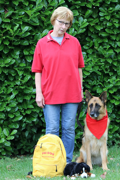 Renate mit Besuchshund Wenke