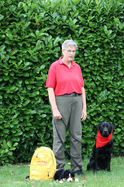 Mechthild mit Besuchshund Ted